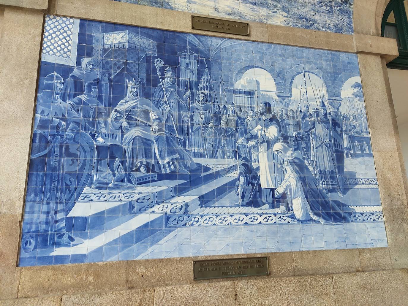 Dos de los vistosos murales de la Estación de Sao Bento de Oporto recogen dos capítulos que reflejan la estrecha ligazón histórica entre León y Portugal