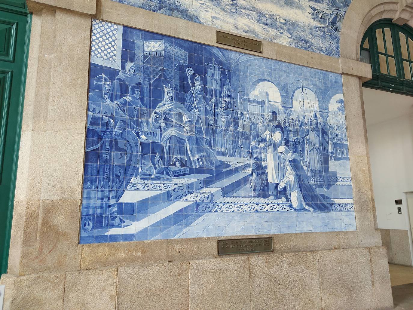 Dos de los vistosos murales de la Estación de Sao Bento de Oporto recogen dos capítulos que reflejan la estrecha ligazón histórica entre León y Portugal