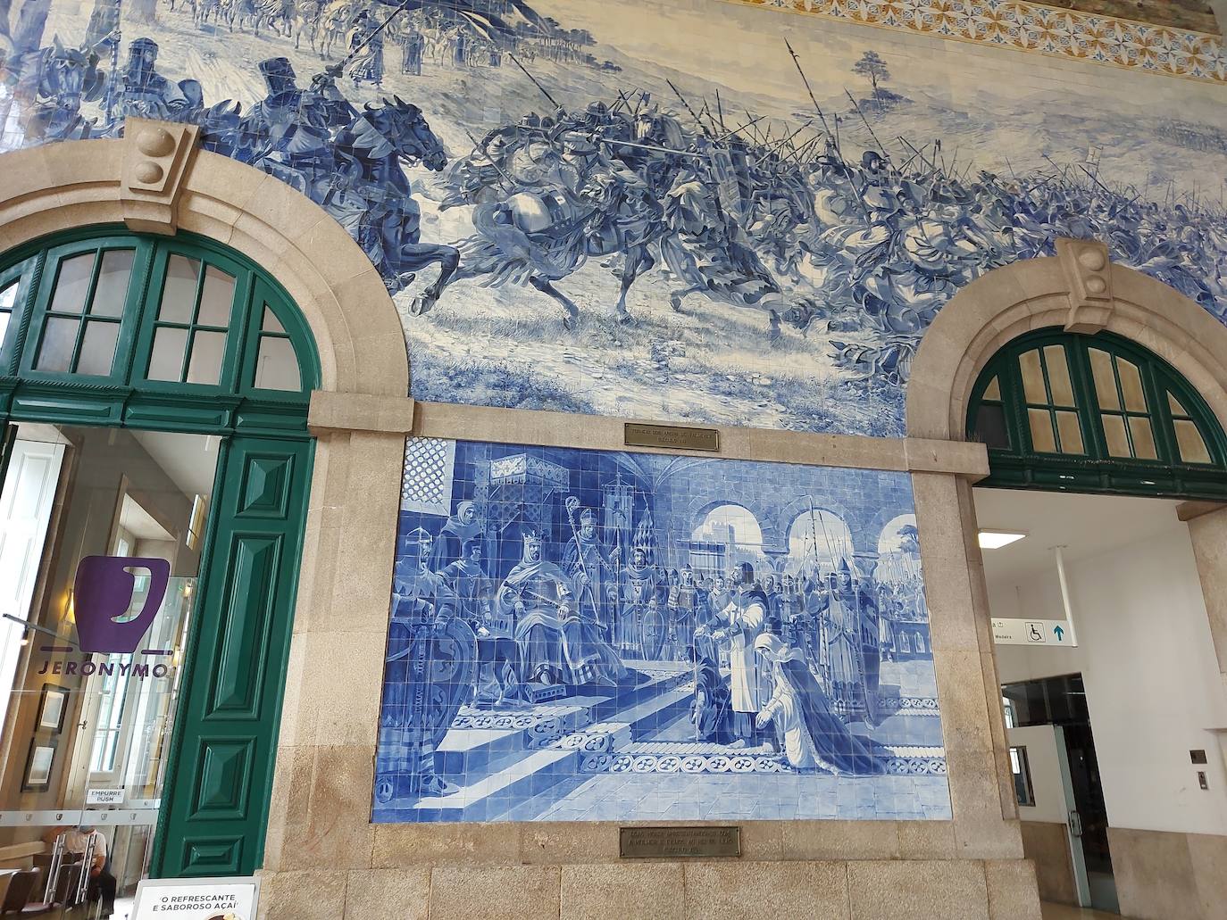 Dos de los vistosos murales de la Estación de Sao Bento de Oporto recogen dos capítulos que reflejan la estrecha ligazón histórica entre León y Portugal