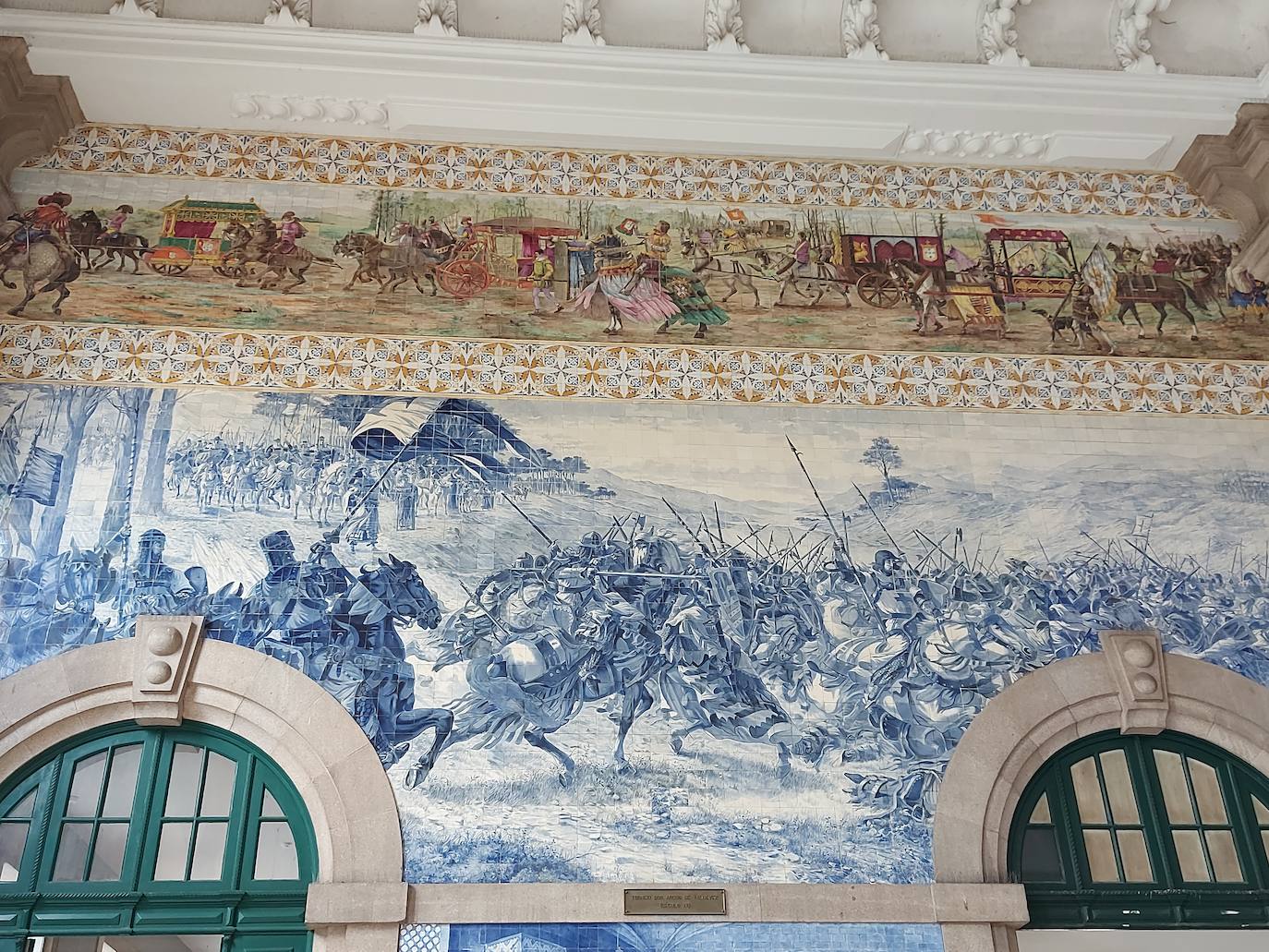 Dos de los vistosos murales de la Estación de Sao Bento de Oporto recogen dos capítulos que reflejan la estrecha ligazón histórica entre León y Portugal