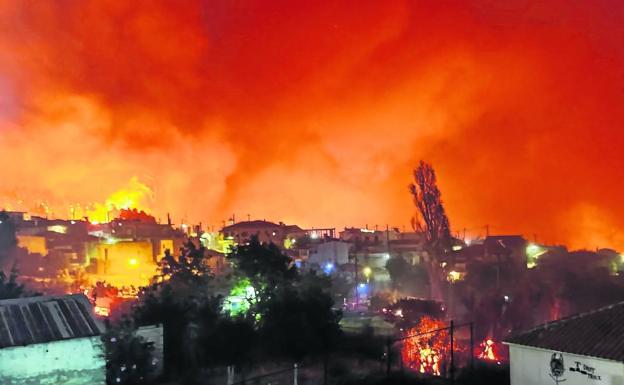 El fuego azota descontrolado Grecia destruyendo bosques,casas y negocios 12 dias consecutivos