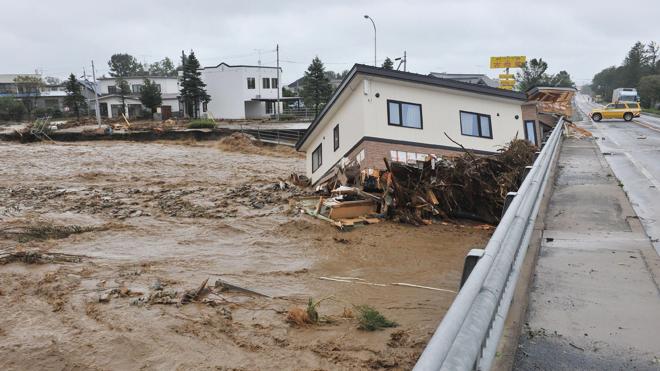 Consecuencias del paso del tifón Lionrock por Japón.