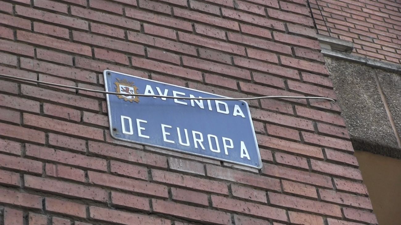 La inversión se asumirá con una aportación de la junta de 160.000 euros | Contemplará mejoras en aceras, pasillo central, mobiliario urbano y un nuevo paso de peatones directo hacia el Polígono X desde la calle Francisco Molleda. 