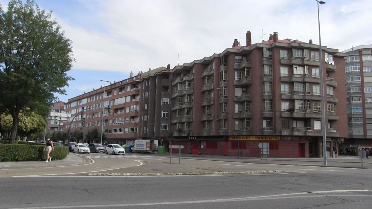 La inversión se asumirá con una aportación de la junta de 160.000 euros | Contemplará mejoras en aceras, pasillo central, mobiliario urbano y un nuevo paso de peatones directo hacia el Polígono X desde la calle Francisco Molleda. 