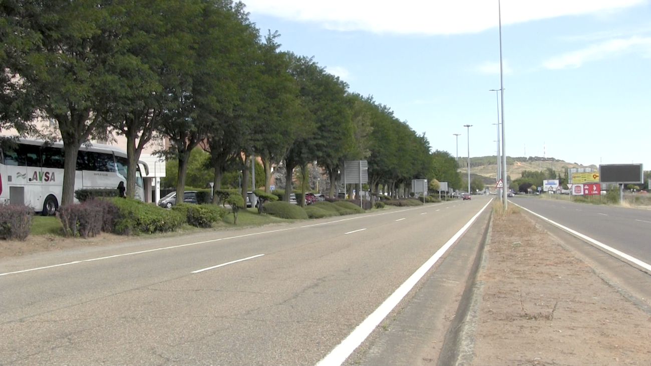 La inversión se asumirá con una aportación de la junta de 160.000 euros | Contemplará mejoras en aceras, pasillo central, mobiliario urbano y un nuevo paso de peatones directo hacia el Polígono X desde la calle Francisco Molleda. 