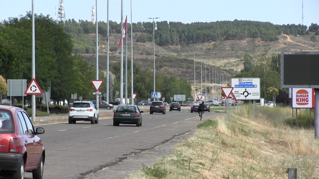 La inversión se asumirá con una aportación de la junta de 160.000 euros | Contemplará mejoras en aceras, pasillo central, mobiliario urbano y un nuevo paso de peatones directo hacia el Polígono X desde la calle Francisco Molleda. 