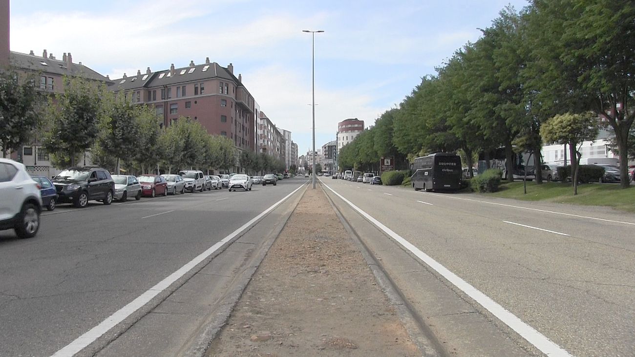 La inversión se asumirá con una aportación de la junta de 160.000 euros | Contemplará mejoras en aceras, pasillo central, mobiliario urbano y un nuevo paso de peatones directo hacia el Polígono X desde la calle Francisco Molleda. 