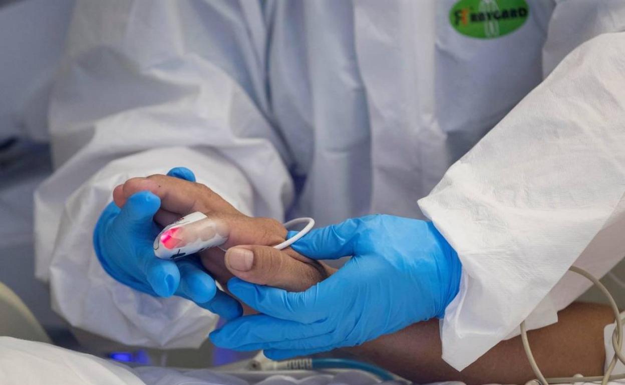 Un paciente covid es atendido por una enfermera en un centro asistencial.