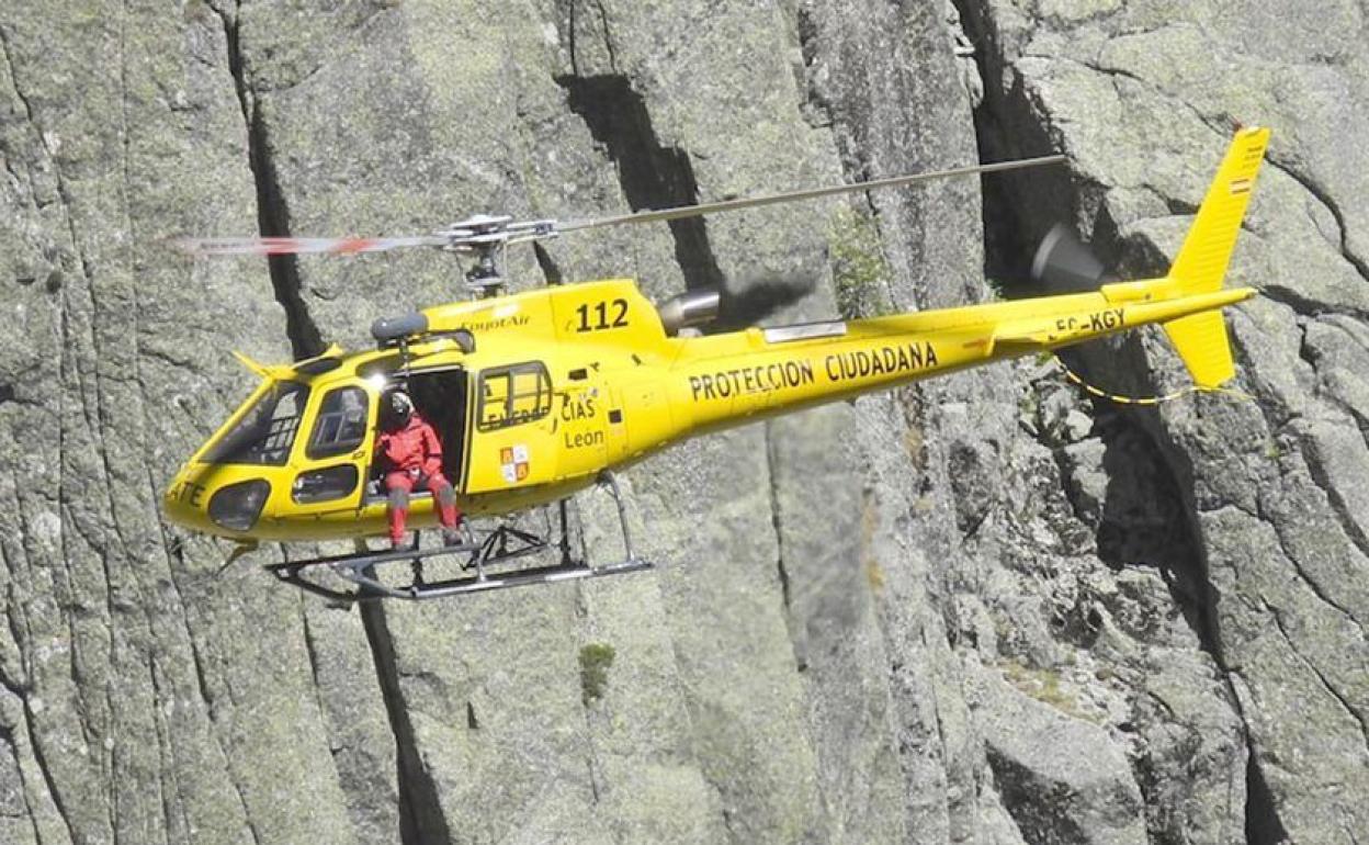 Helicóptero de rescate de Protección Civil durante el operativo.