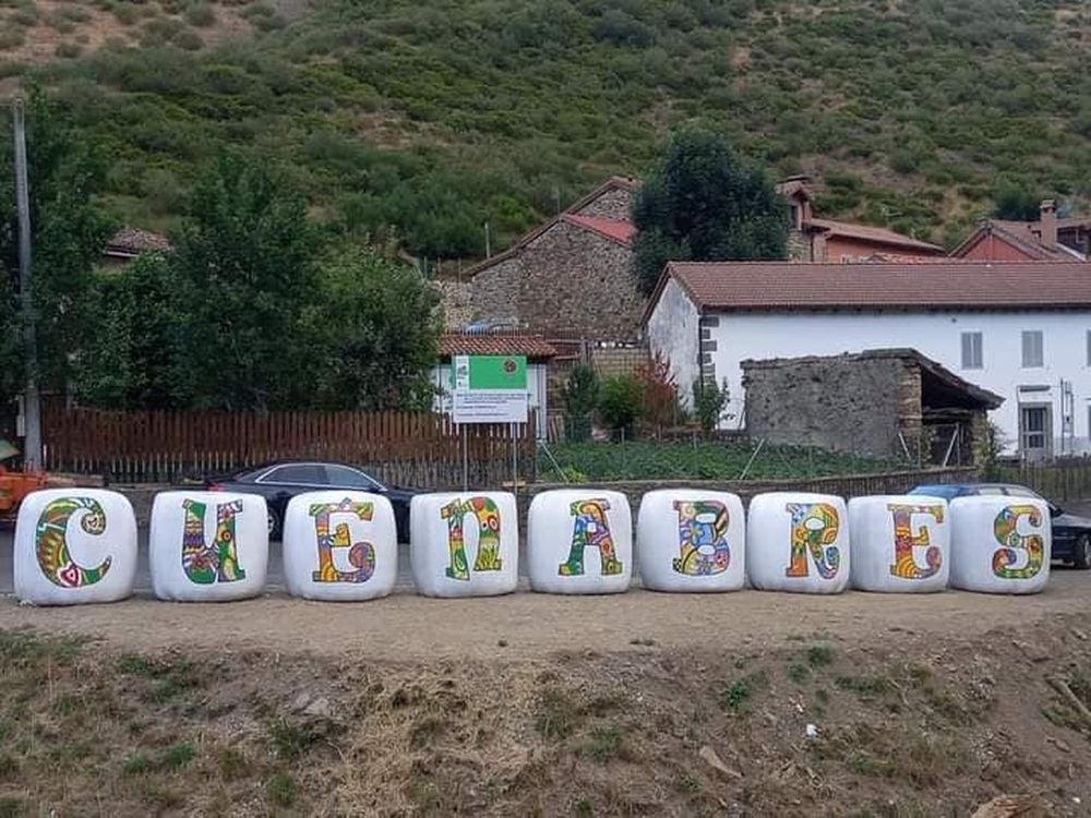 Una iniciativa del Ayuntamiento de Burón, extendida a los de Acebedo y Maraña, convierte los tradicionales paquetones de paja en la base para singulares obras infantiles. 