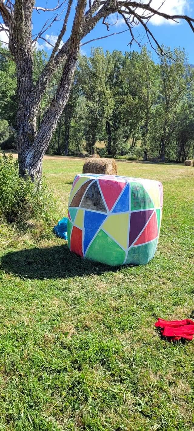 Una iniciativa del Ayuntamiento de Burón, extendida a los de Acebedo y Maraña, convierte los tradicionales paquetones de paja en la base para singulares obras infantiles. 