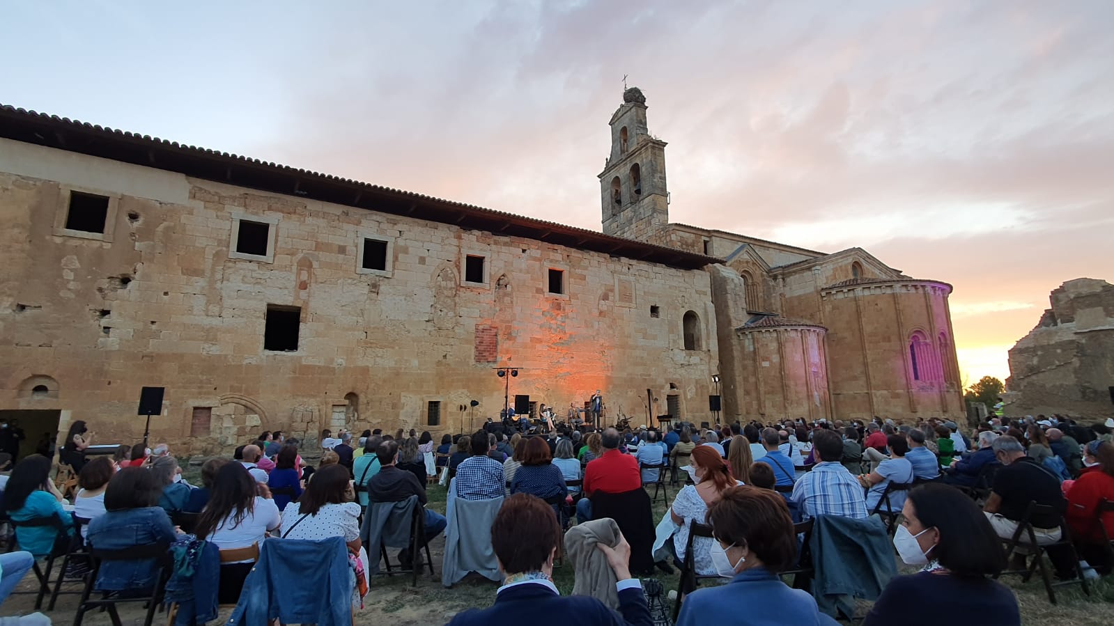 El gaitero gallego Carlos Núñez protagoniza un emocionante concierto en el patio del monasterio de Sandoval con la presencia de 400 espectadores | Simbólico y espectacular concierto que sorprendía en la noche de Mansilla Mayor. 