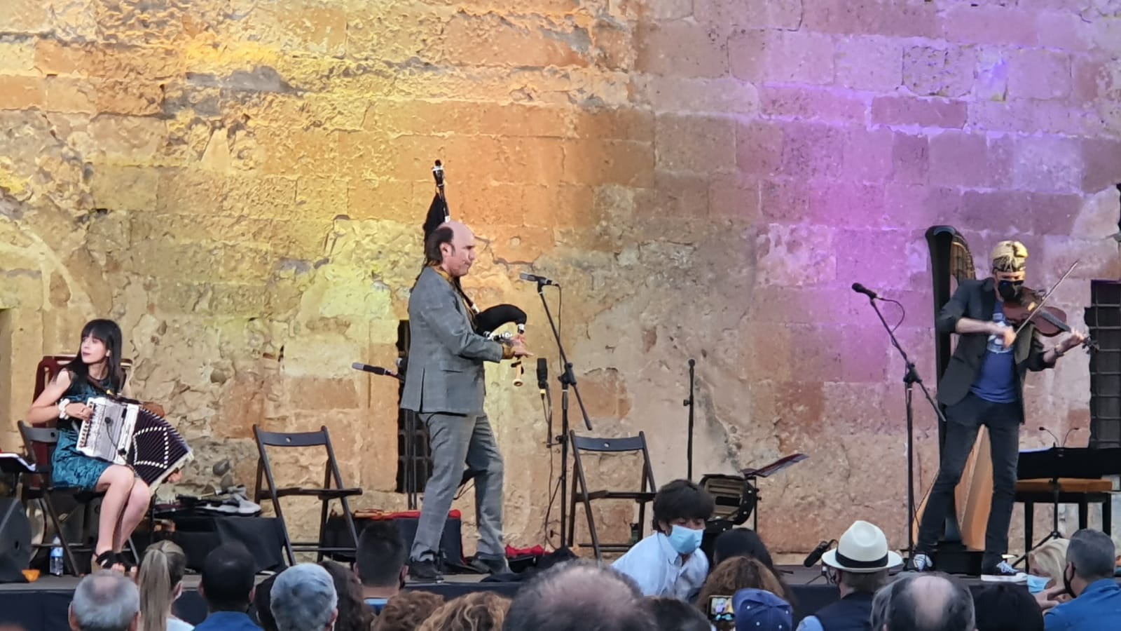 El gaitero gallego Carlos Núñez protagoniza un emocionante concierto en el patio del monasterio de Sandoval con la presencia de 400 espectadores | Simbólico y espectacular concierto que sorprendía en la noche de Mansilla Mayor. 