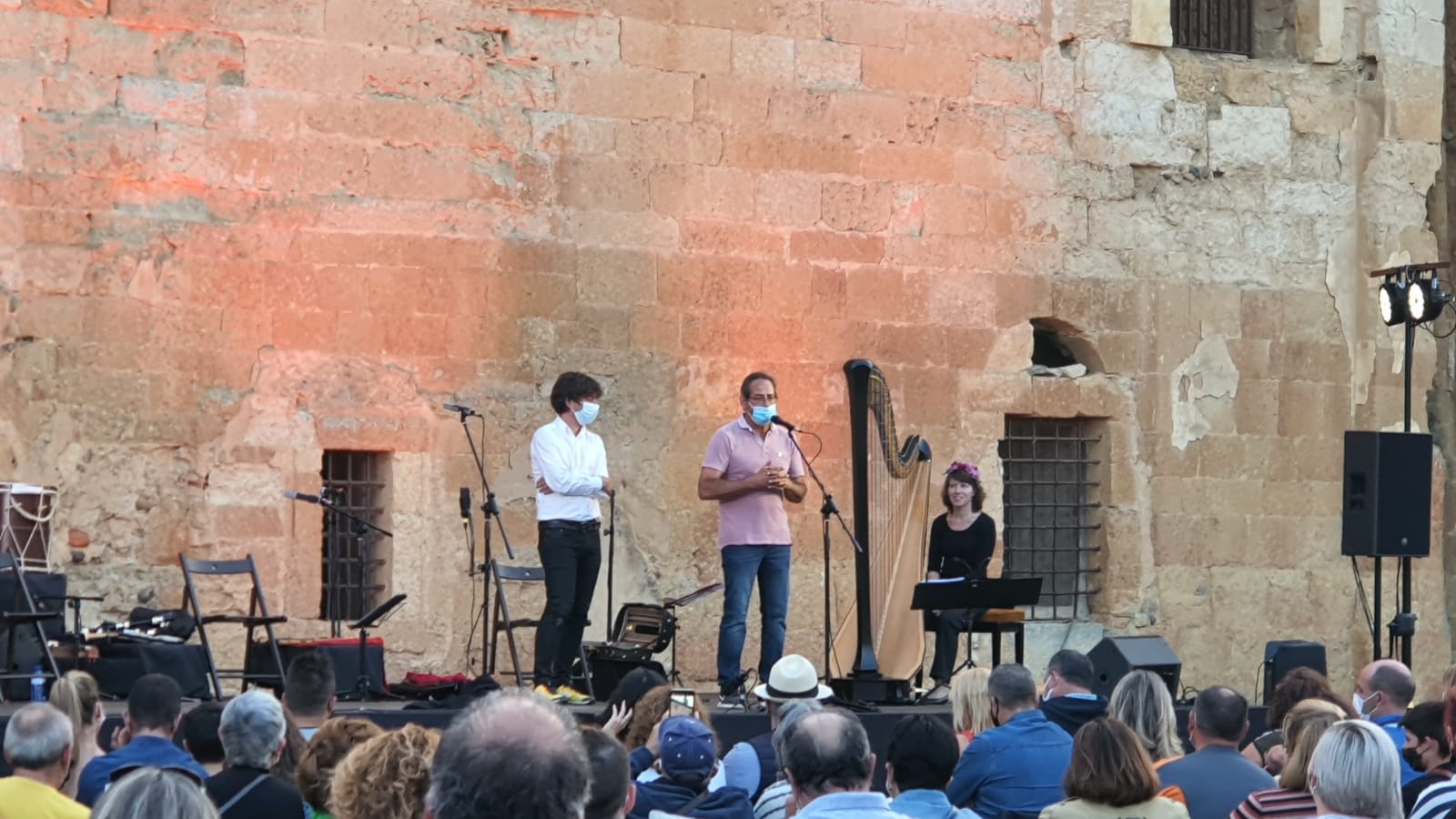 El gaitero gallego Carlos Núñez protagoniza un emocionante concierto en el patio del monasterio de Sandoval con la presencia de 400 espectadores | Simbólico y espectacular concierto que sorprendía en la noche de Mansilla Mayor. 