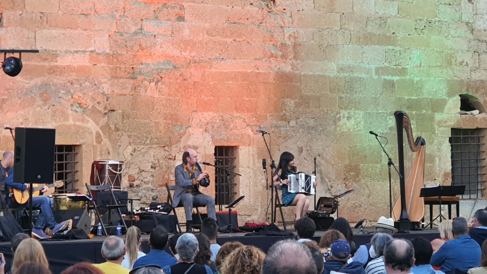 El gaitero gallego Carlos Núñez protagoniza un emocionante concierto en el patio del monasterio de Sandoval con la presencia de 400 espectadores | Simbólico y espectacular concierto que sorprendía en la noche de Mansilla Mayor. 