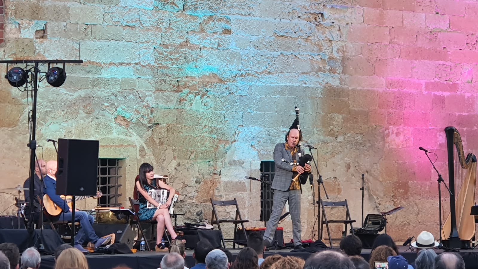 El gaitero gallego Carlos Núñez protagoniza un emocionante concierto en el patio del monasterio de Sandoval con la presencia de 400 espectadores | Simbólico y espectacular concierto que sorprendía en la noche de Mansilla Mayor. 