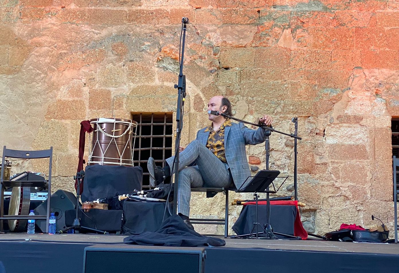 El gaitero gallego Carlos Núñez protagoniza un emocionante concierto en el patio del monasterio de Sandoval con la presencia de 400 espectadores | Simbólico y espectacular concierto que sorprendía en la noche de Mansilla Mayor. 
