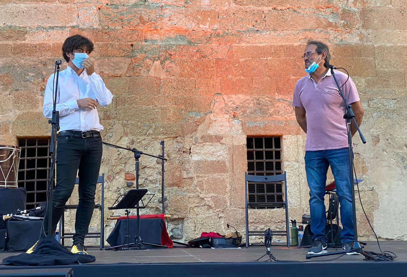 El gaitero gallego Carlos Núñez protagoniza un emocionante concierto en el patio del monasterio de Sandoval con la presencia de 400 espectadores | Simbólico y espectacular concierto que sorprendía en la noche de Mansilla Mayor. 