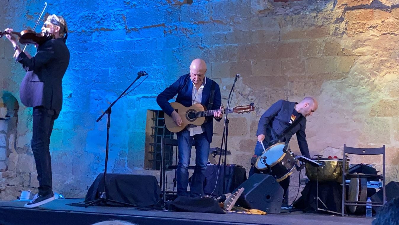 El gaitero gallego Carlos Núñez protagoniza un emocionante concierto en el patio del monasterio de Sandoval con la presencia de 400 espectadores | Simbólico y espectacular concierto que sorprendía en la noche de Mansilla Mayor. 