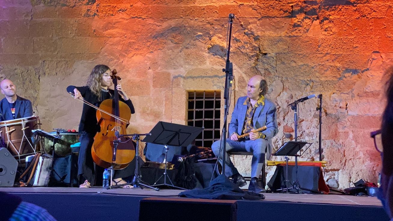 El gaitero gallego Carlos Núñez protagoniza un emocionante concierto en el patio del monasterio de Sandoval con la presencia de 400 espectadores | Simbólico y espectacular concierto que sorprendía en la noche de Mansilla Mayor. 