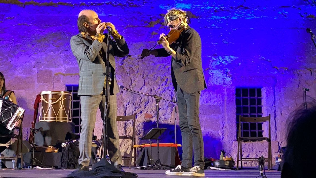 El gaitero gallego Carlos Núñez protagoniza un emocionante concierto en el patio del monasterio de Sandoval con la presencia de 400 espectadores | Simbólico y espectacular concierto que sorprendía en la noche de Mansilla Mayor. 
