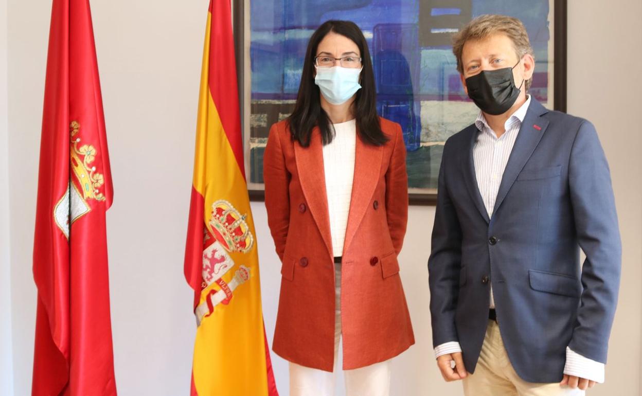 Patricia Círez junto a Enrique Suárez a la conclusión de la reunión .