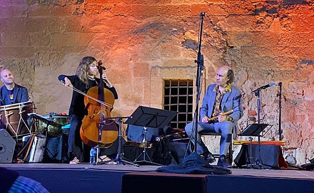 Galería. Carlos Núñez, durante el concierto de este lunes en el monasterio de Sandoval. 