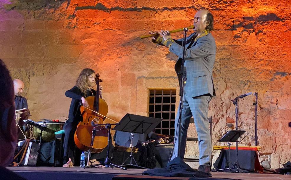 Carlos Núñez, en un instante de su concierto en el monasterio de Sandoval. 