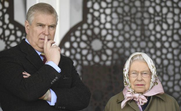 El príncipe Andres junto a su madre, la reina Isabel. 