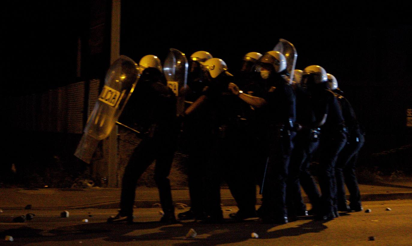 La dirección de la planta se levanta de las negociaciones con la representación de los trabajadores | La Policía interviene al intentar los trabajadores entrar al edificio en el que se celebraban las negociaciones | Contenedores quemados y cargas policiales de madrugada. 