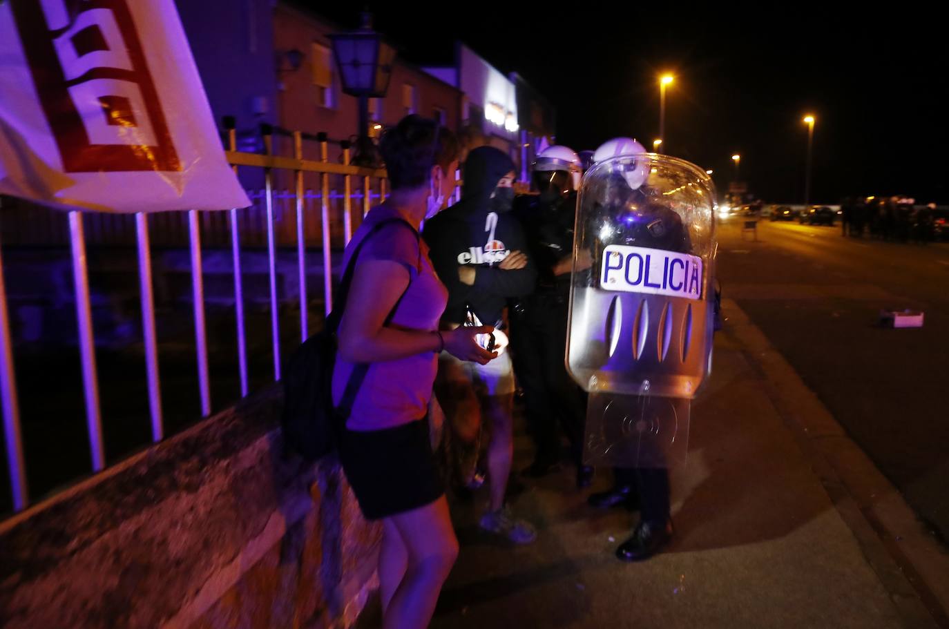La dirección de la planta se levanta de las negociaciones con la representación de los trabajadores | La Policía interviene al intentar los trabajadores entrar al edificio en el que se celebraban las negociaciones | Contenedores quemados y cargas policiales de madrugada. 