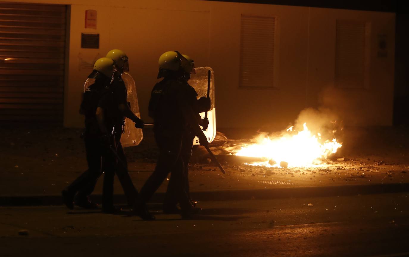 La dirección de la planta se levanta de las negociaciones con la representación de los trabajadores | La Policía interviene al intentar los trabajadores entrar al edificio en el que se celebraban las negociaciones | Contenedores quemados y cargas policiales de madrugada. 