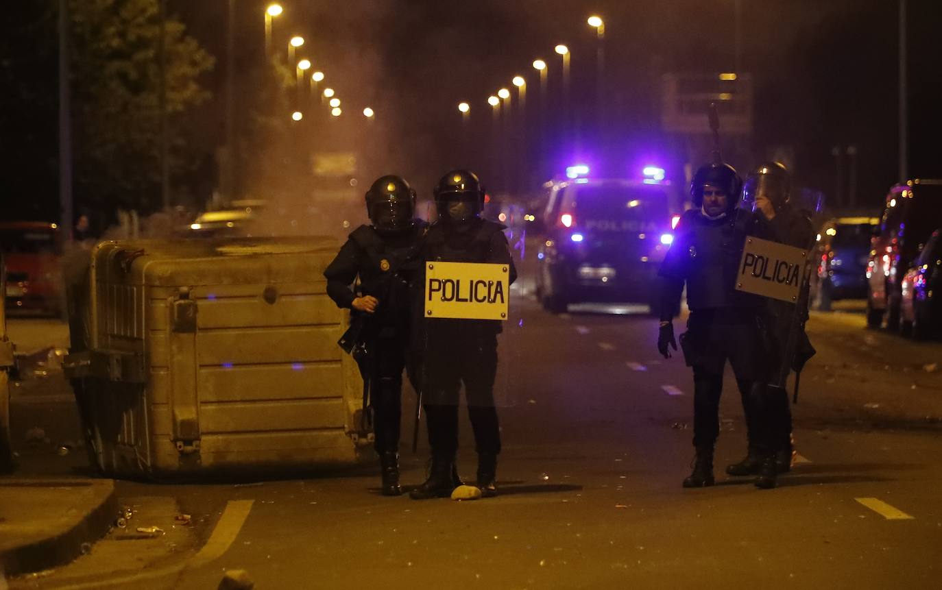 La dirección de la planta se levanta de las negociaciones con la representación de los trabajadores | La Policía interviene al intentar los trabajadores entrar al edificio en el que se celebraban las negociaciones | Contenedores quemados y cargas policiales de madrugada. 