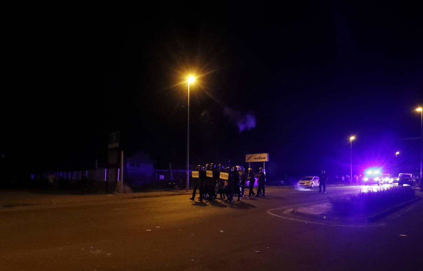 La dirección de la planta se levanta de las negociaciones con la representación de los trabajadores | La Policía interviene al intentar los trabajadores entrar al edificio en el que se celebraban las negociaciones | Contenedores quemados y cargas policiales de madrugada. 