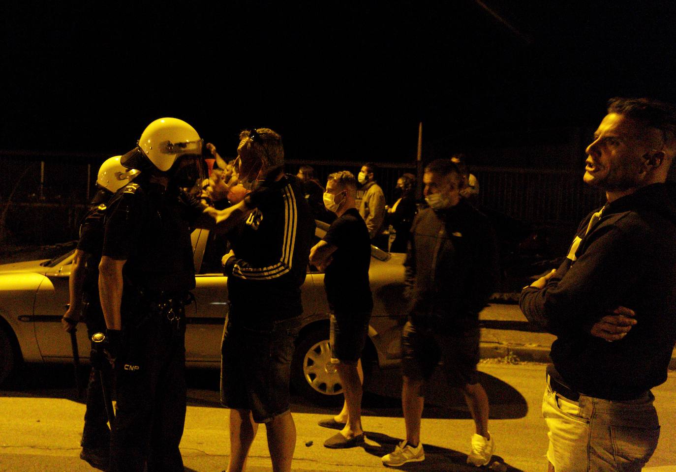 La dirección de la planta se levanta de las negociaciones con la representación de los trabajadores | La Policía interviene al intentar los trabajadores entrar al edificio en el que se celebraban las negociaciones | Contenedores quemados y cargas policiales de madrugada. 