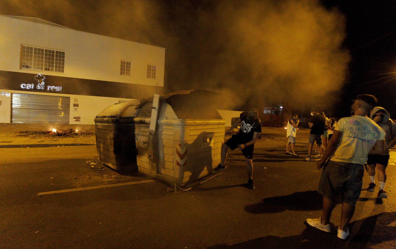 Concentración de trabajadores de LM Windpower durante la noche frente a la sede donde se producen las negociaciones una vez rotas estas. 
