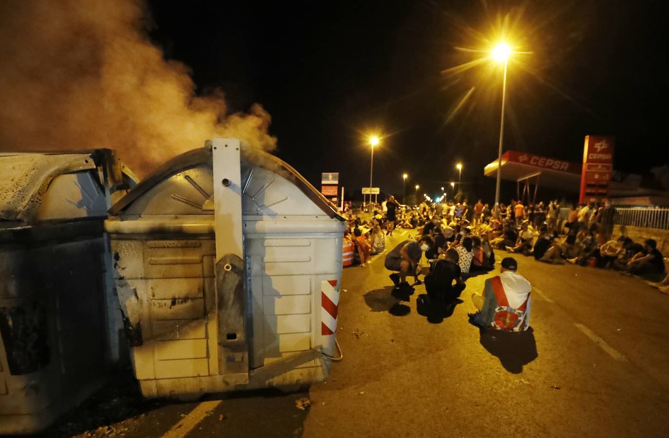 Concentración de trabajadores de LM Windpower durante la noche frente a la sede donde se producen las negociaciones una vez rotas estas. 