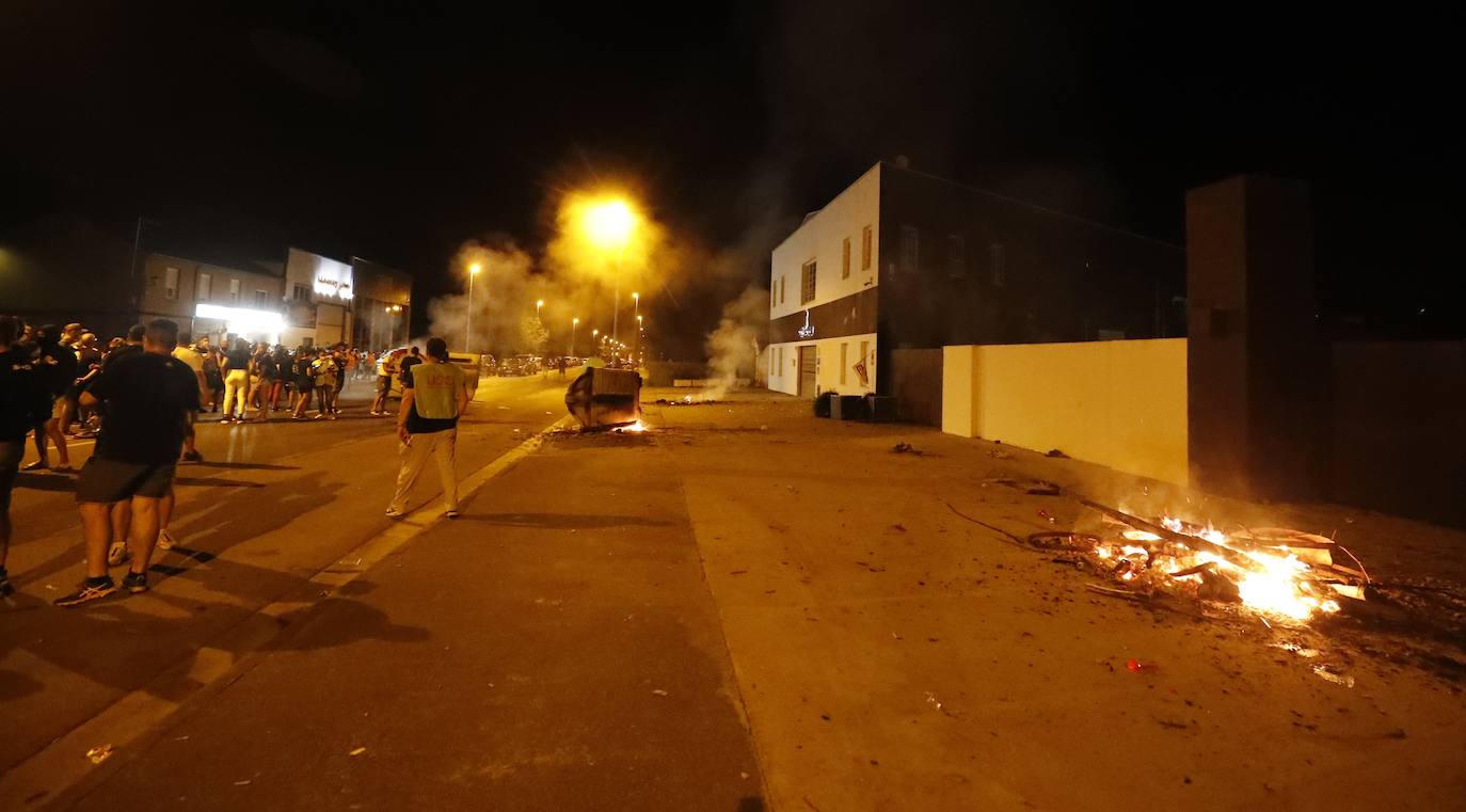 Concentración de trabajadores de LM Windpower durante la noche frente a la sede donde se producen las negociaciones una vez rotas estas. 