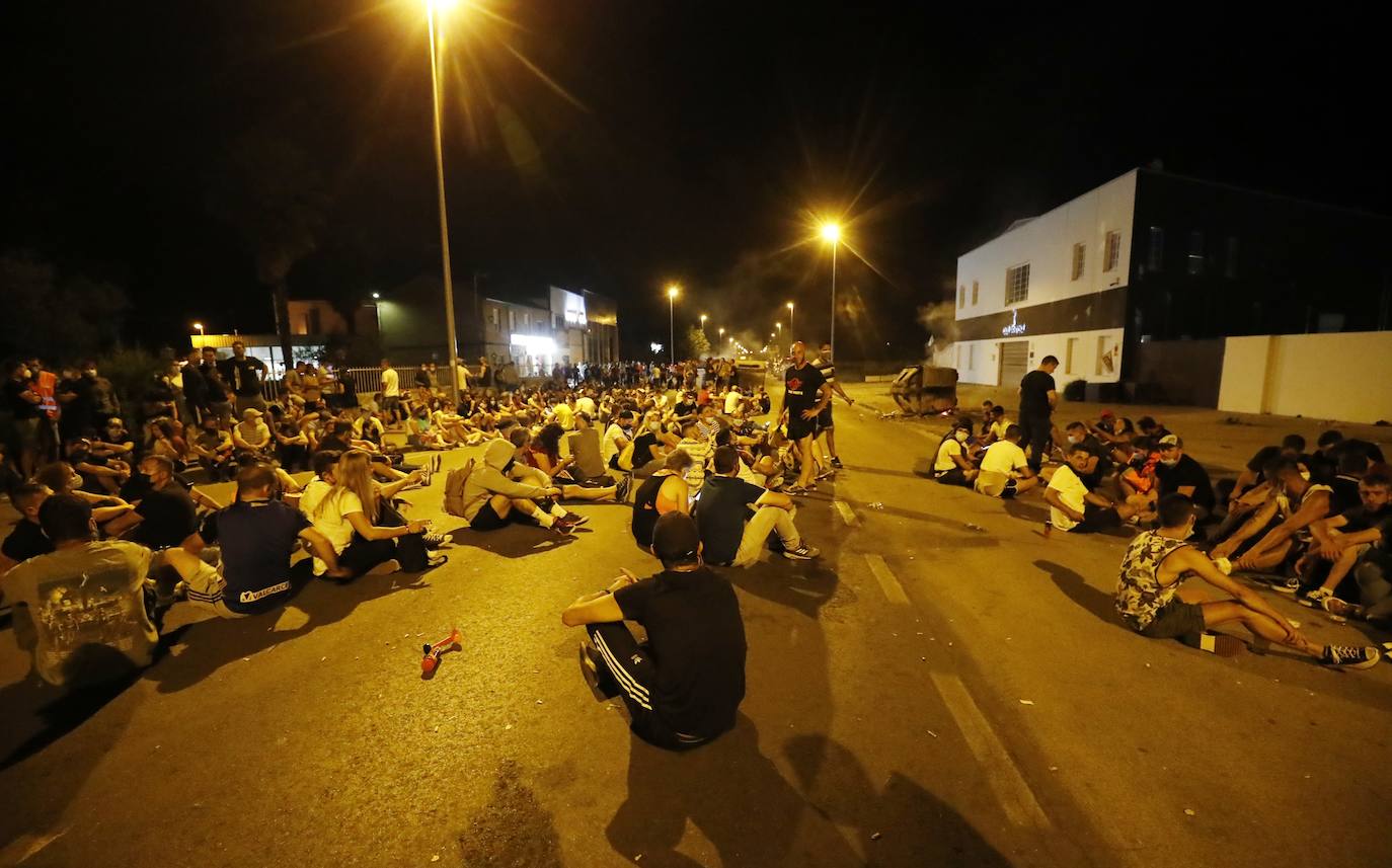 Concentración de trabajadores de LM Windpower durante la noche frente a la sede donde se producen las negociaciones una vez rotas estas. 