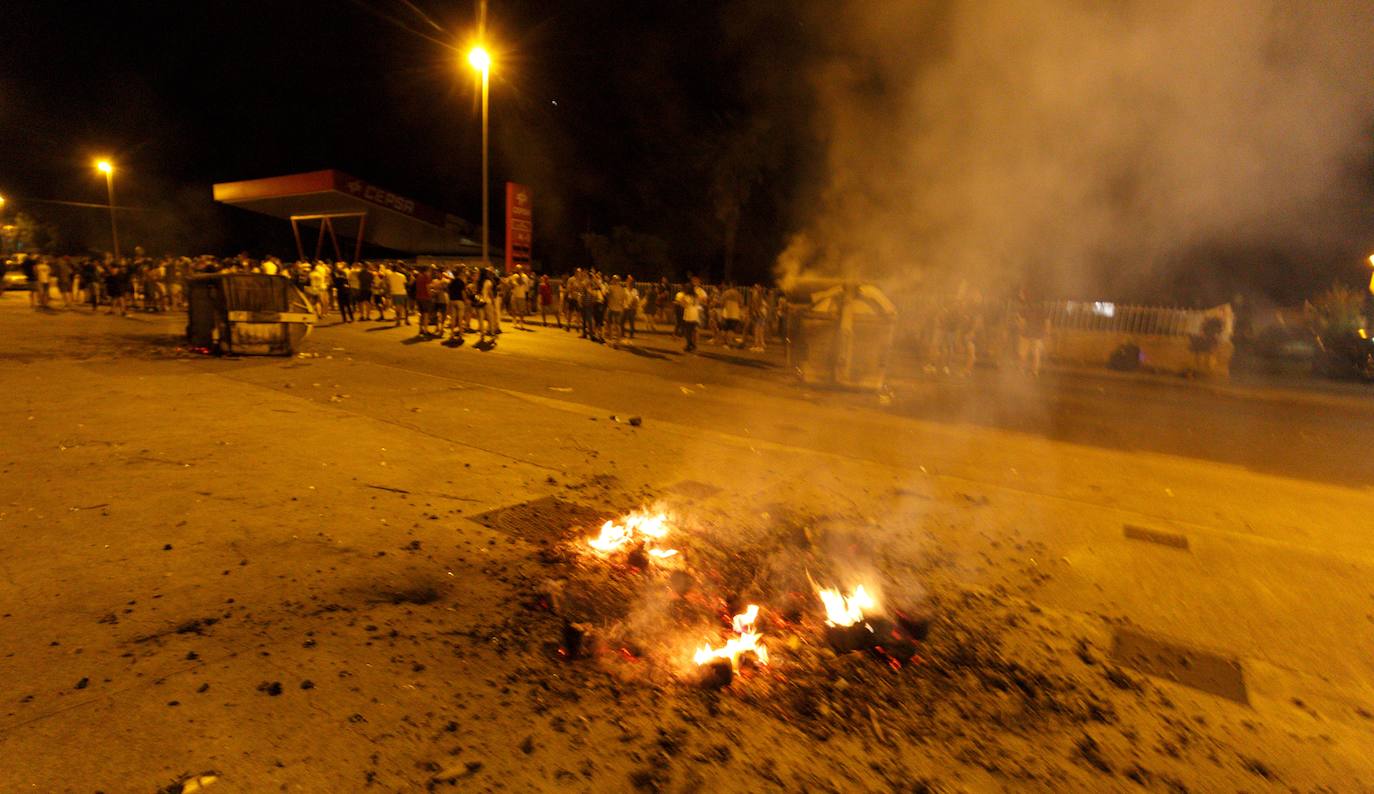 Concentración de trabajadores de LM Windpower durante la noche frente a la sede donde se producen las negociaciones una vez rotas estas. 