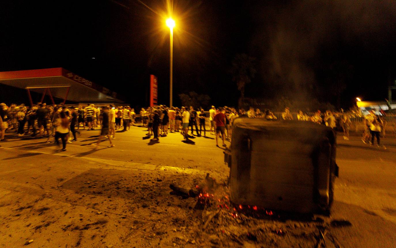 Concentración de trabajadores de LM Windpower durante la noche frente a la sede donde se producen las negociaciones una vez rotas estas. 