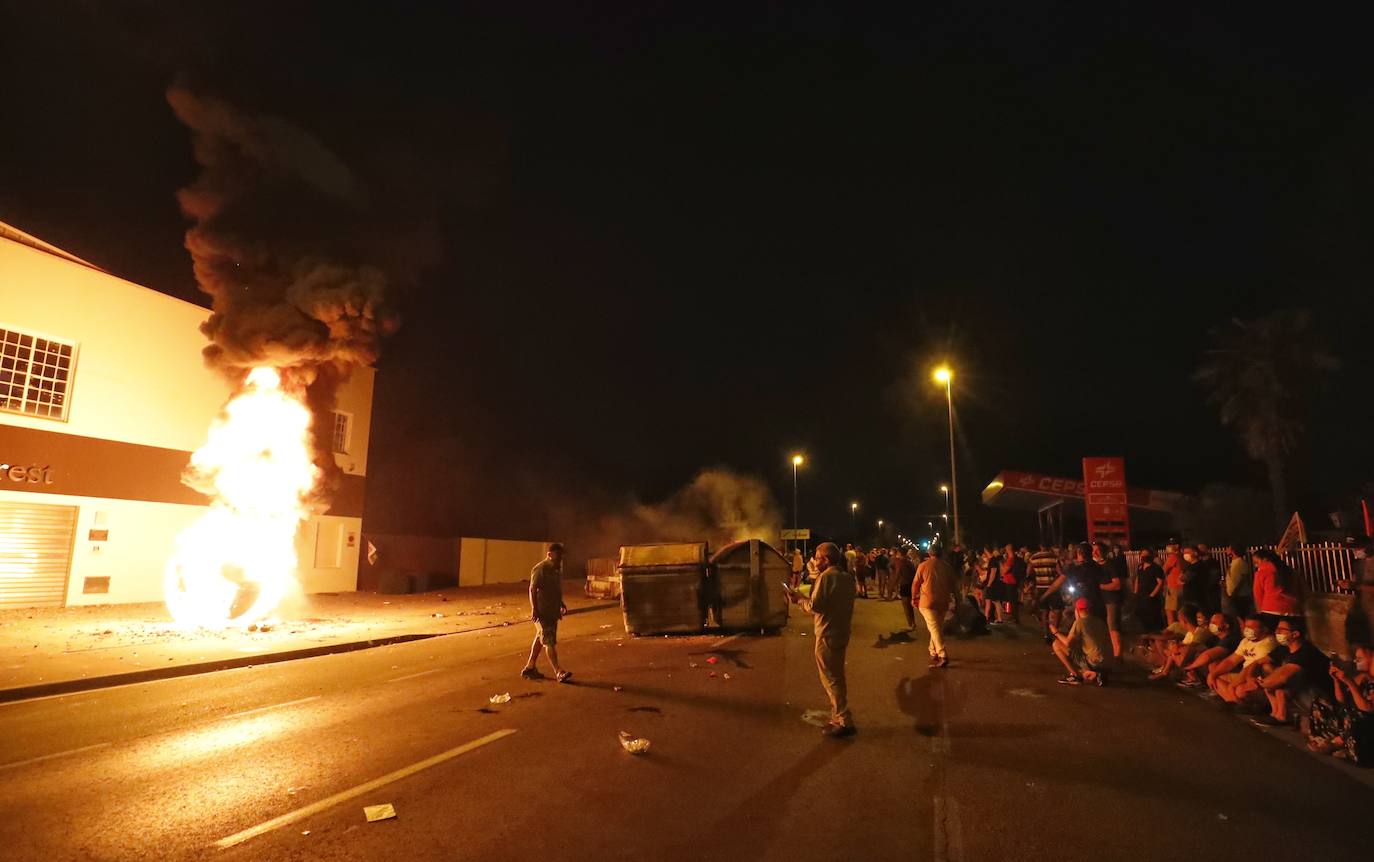 Concentración de trabajadores de LM Windpower durante la noche frente a la sede donde se producen las negociaciones una vez rotas estas. 