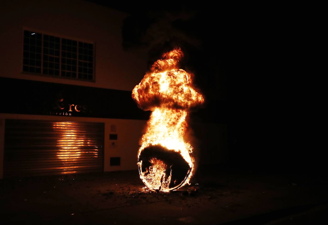 Concentración de trabajadores de LM Windpower durante la noche frente a la sede donde se producen las negociaciones una vez rotas estas. 