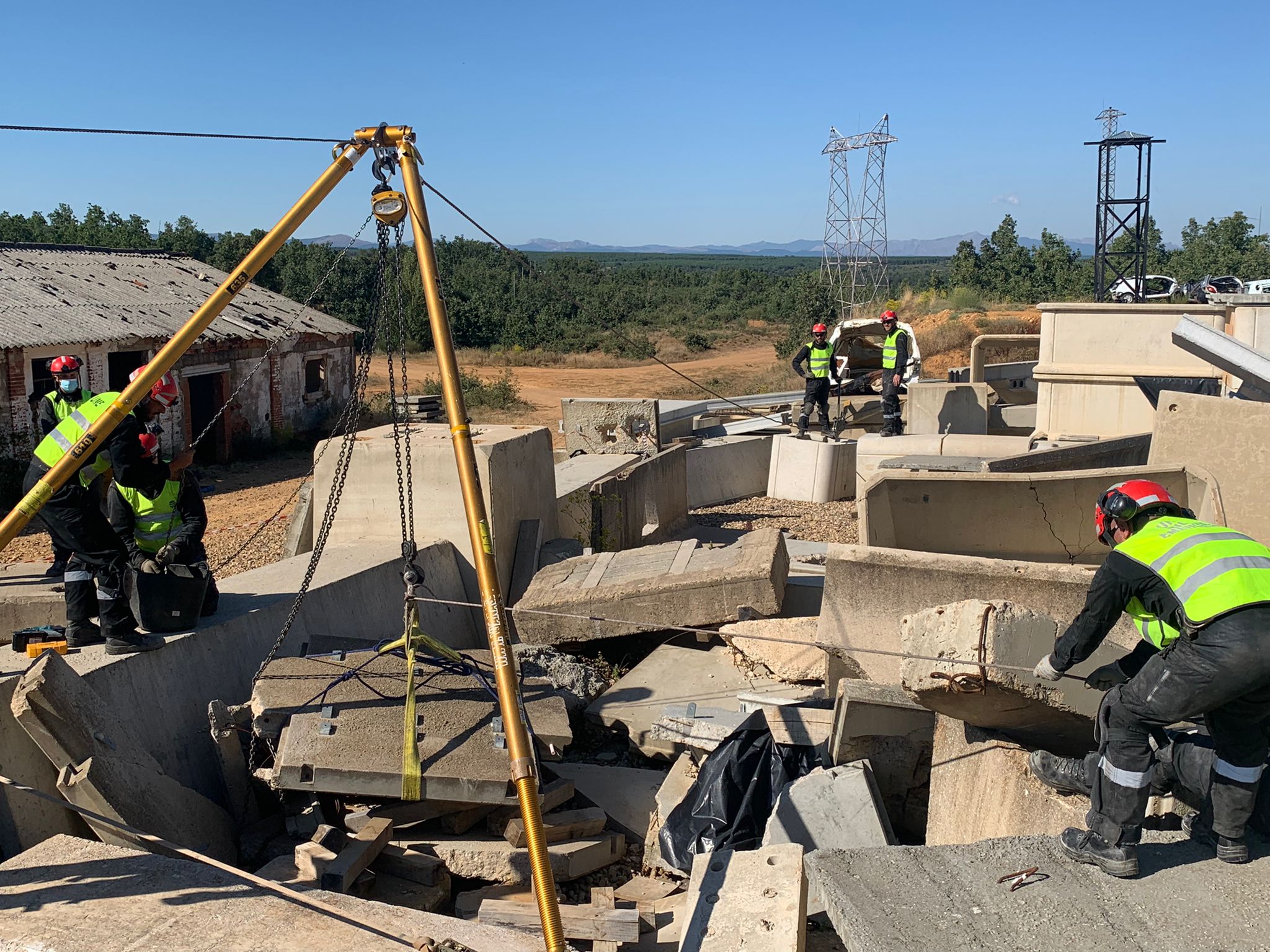 Varios efectivos realizan jornadas de instrucción en rescates urbanos.
