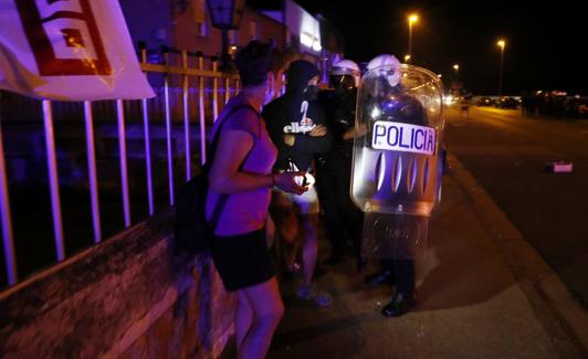 Intervención de los antidisturbios en Ponferrada durante la madrugada. 