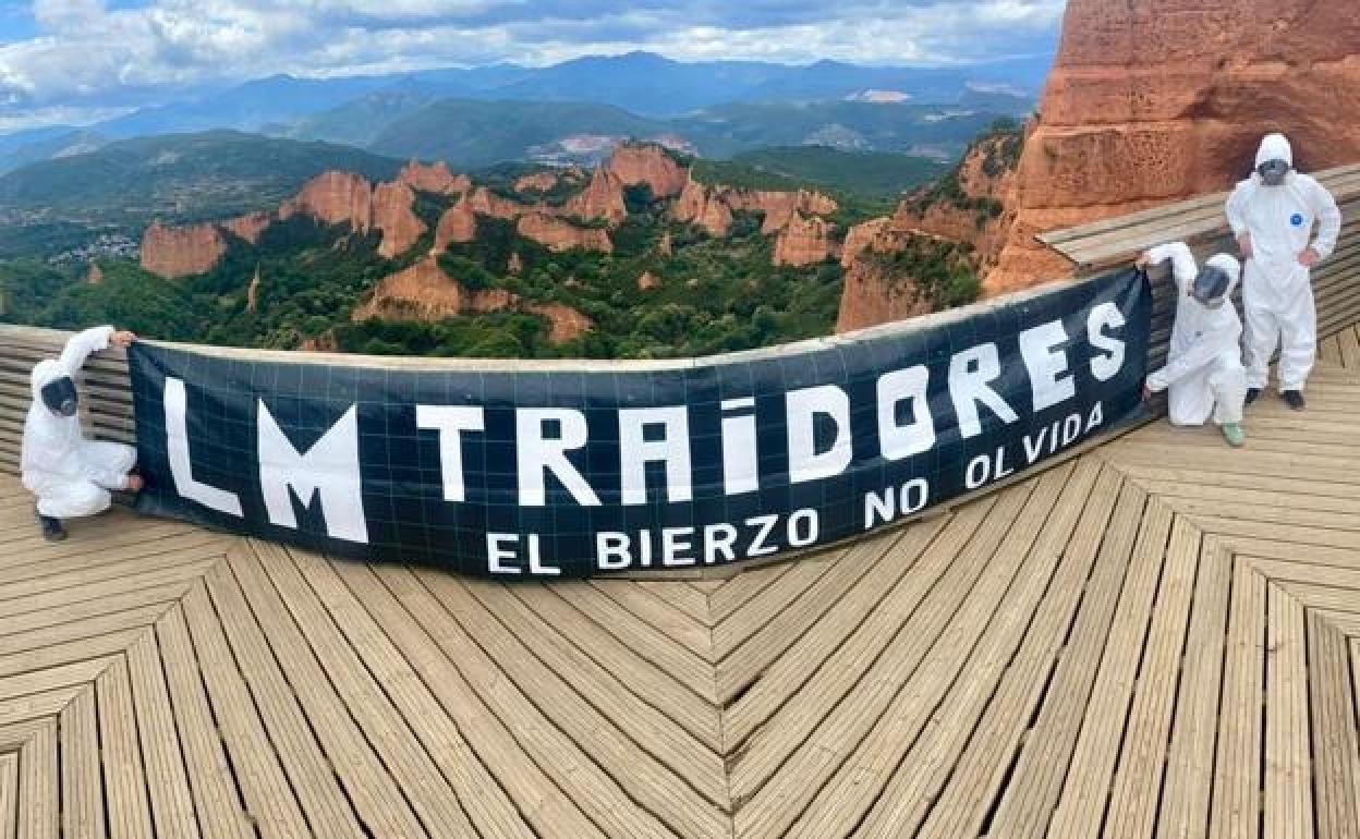 Los trabajadores de LM colocaron una pancarta reivindicativa en el mirador de Orellán.