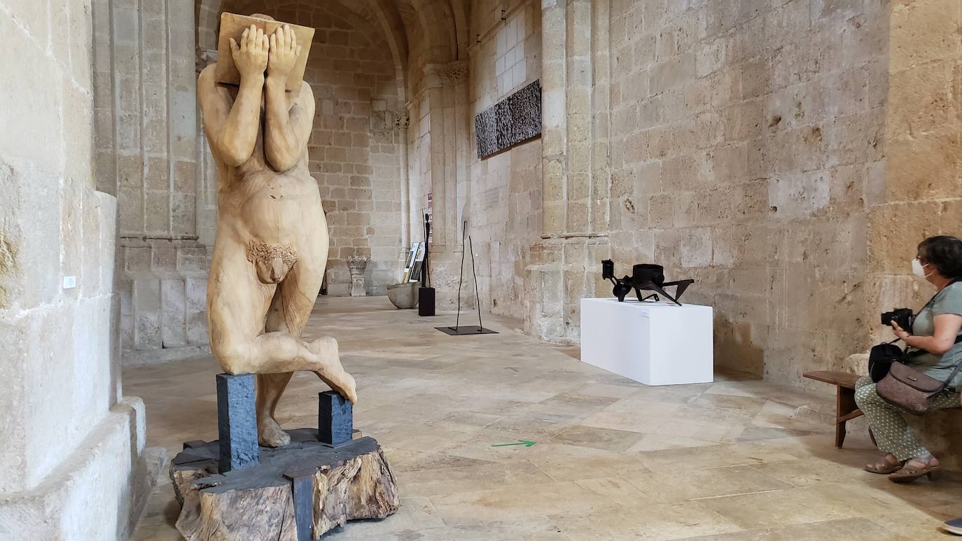 El monasterio de Sandoval, en plena reconstrucción y con una rica historia en su interior, recupera su encanto y atrapa al visitante con una singular exposición con 570 obras de 350 artistas | La comunión histórica y modernista convierte el escenario en un lugar de visita obligada. 