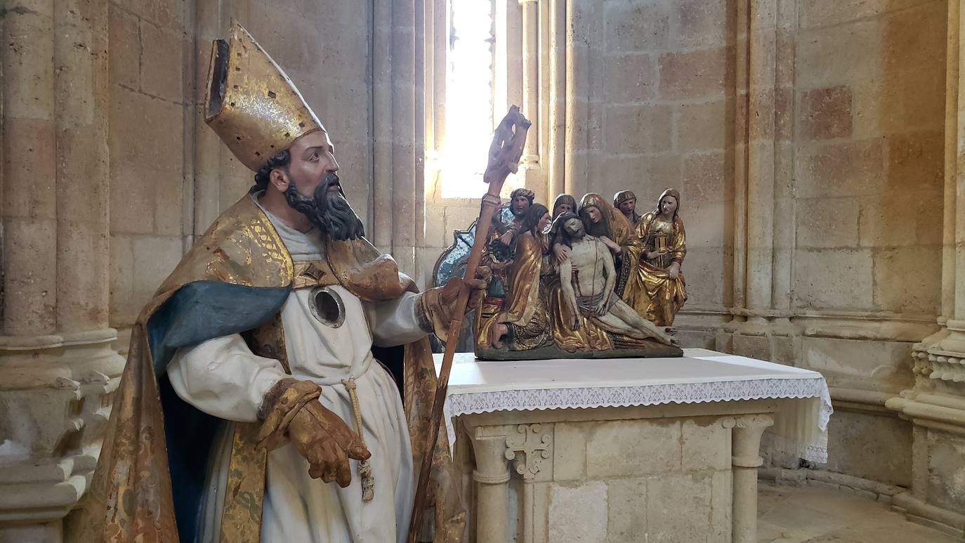 El monasterio de Sandoval, en plena reconstrucción y con una rica historia en su interior, recupera su encanto y atrapa al visitante con una singular exposición con 570 obras de 350 artistas | La comunión histórica y modernista convierte el escenario en un lugar de visita obligada. 