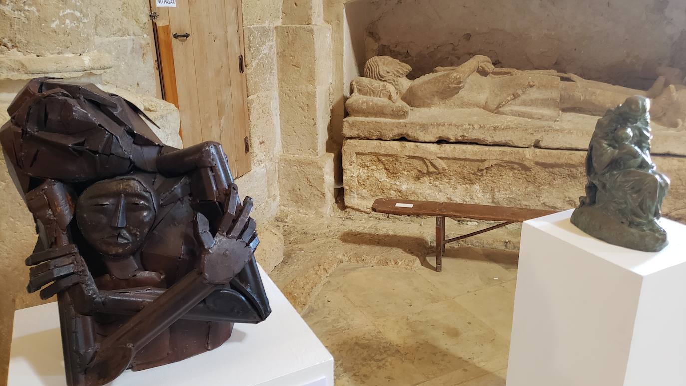 El monasterio de Sandoval, en plena reconstrucción y con una rica historia en su interior, recupera su encanto y atrapa al visitante con una singular exposición con 570 obras de 350 artistas | La comunión histórica y modernista convierte el escenario en un lugar de visita obligada. 