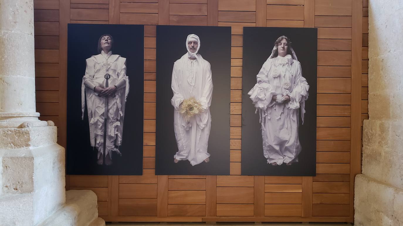 El monasterio de Sandoval, en plena reconstrucción y con una rica historia en su interior, recupera su encanto y atrapa al visitante con una singular exposición con 570 obras de 350 artistas | La comunión histórica y modernista convierte el escenario en un lugar de visita obligada. 